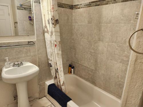 ein Badezimmer mit einem Waschbecken, einem WC und einer Badewanne in der Unterkunft Room in a House in St Petersburg