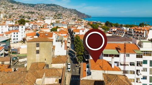 een uitzicht op een stad met een rood doelwit bij Alojamento Local Trigal in Funchal