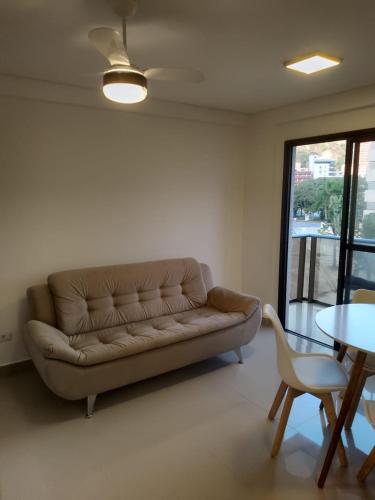 a living room with a couch and a table at Praia Mansa Caiobá 3 quartos in Matinhos