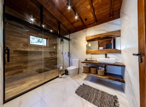 uma casa de banho com um chuveiro, um WC e um lavatório. em Villa Vida. Sua cabana entre Urubici e São Joaquim - Serra Catarinense em São Joaquim