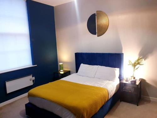 sypialnia z łóżkiem z niebieskim i żółtym kocem w obiekcie Kelham Island - City Centre - Stylish - 2 BD - Free On-street Parking - Netflix - Fast WiFi w Sheffield