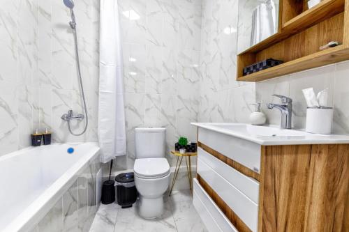 阿斯塔納的住宿－1-комнатная Квартира в Астане，浴室配有卫生间、浴缸和水槽。