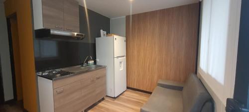 een kleine keuken met een koelkast en een wastafel bij Apartaestudio en Chía in Chía