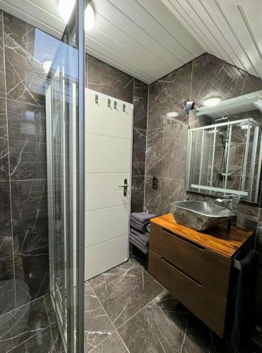 Glück Apartments (Europa-Park Rust) في كابل غرافنهاوسن: حمام مع حوض ودش ومرآة