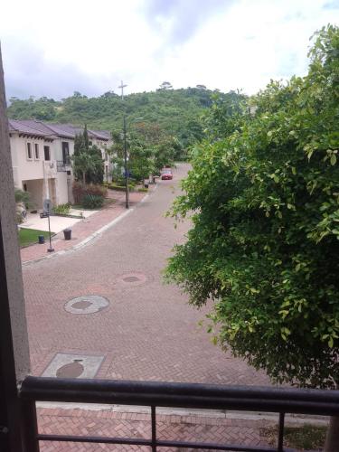 Cette chambre dispose d'un balcon offrant une vue sur la rue. dans l'établissement Family Home in Guayaquil, à Guayaquil