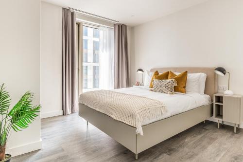Katil atau katil-katil dalam bilik di Urban Rest Stratford Apartments