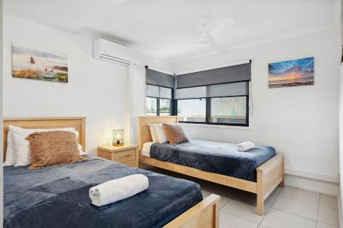 1 dormitorio con 2 camas y ventana en Unit 1 Phoenix, en Coolum Beach