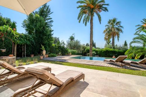 une arrière-cour avec une piscine, des chaises et une piscine. dans l'établissement Cannes Luxury Rental - Stunning 5 bedroom villa to rent, à Cannes