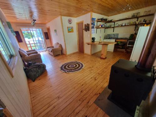 Vista aérea de una sala de estar con suelo de madera en Cabaña en Contulmo, en Contulmo