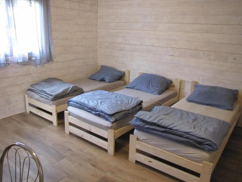 Ένα ή περισσότερα κρεβάτια σε δωμάτιο στο Wooden holiday home near the lake