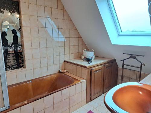une salle de bain avec une baignoire et un lavabo dans l'établissement Holiday Home in St Marguerite near Sandy Beach, à Landéda
