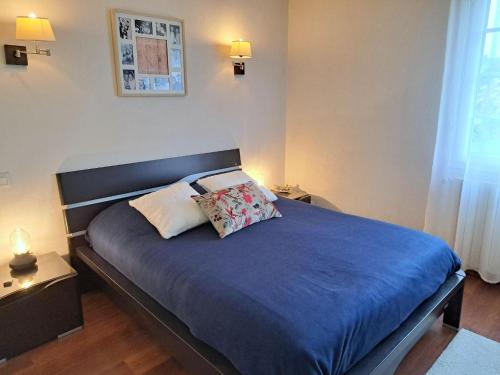 - une chambre avec un lit bleu et 2 oreillers dans l'établissement Holiday Home in St Marguerite near Sandy Beach, à Landéda