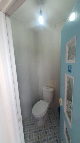 een kleine badkamer met een toilet in een kamer bij NK Villa Syariah Batu in Batu