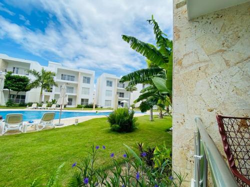 - Vistas al patio del complejo con piscina en Vista Golf II Playa Nueva Romana, en San Pedro de Macorís