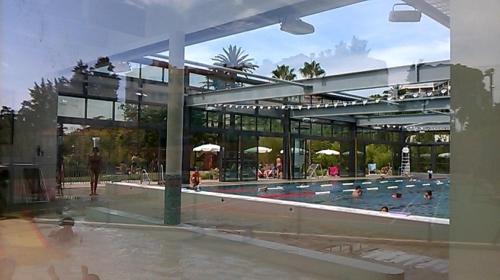 - une grande piscine avec des personnes dans l'établissement Winter Palace, à Cannes