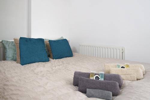 ロンドンにあるBeautiful 1 Bed Apartment with Living Roomの白いベッド(青い枕付)