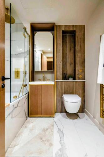 ein Badezimmer mit einem WC, einem Waschbecken und einem Spiegel in der Unterkunft Soho Mandarin in London