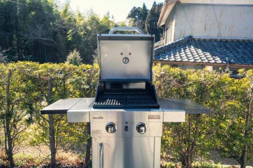 a laptop computer sitting on top of a barbecue grill at Rokuan in Kikugawa