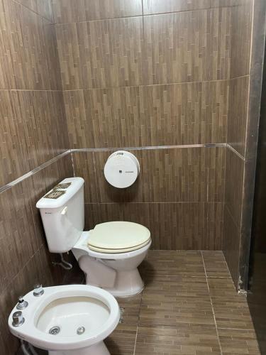 łazienka z toaletą i umywalką w obiekcie Hotel venus w mieście Villa Mercedes