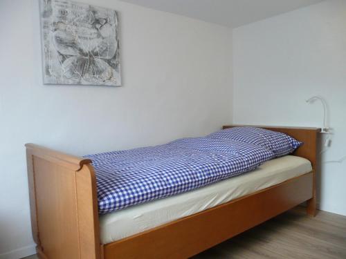 HergartenにあるFerienhaus Krukのベッド(青と白の枕付)