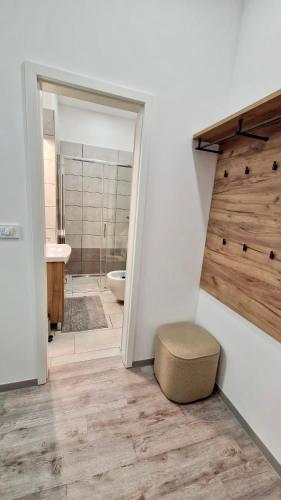uma casa de banho com um WC e um lavatório em Central Cute City Apartment w Free Parking em Ljubljana