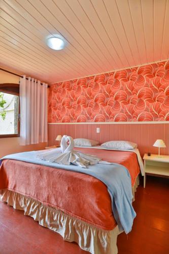 a bedroom with a large bed in a room at Villaggio di Roma in Campos do Jordão