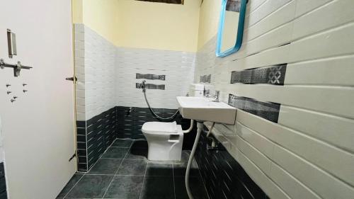 Ett badrum på Greenstone Resort Hampi
