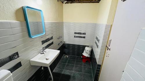 Koupelna v ubytování Greenstone Resort Hampi