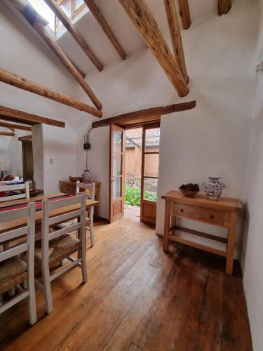 庫斯科的住宿－Magico bungalow en tambillo，客厅铺有木地板,设有木制天花板。