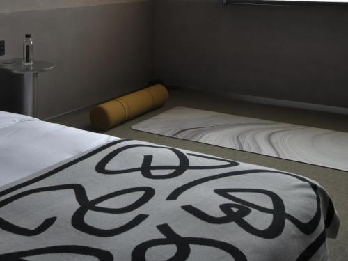 a room with two beds in a room with a rug at NOA Hotel SHENZHEN LUOHU in Shenzhen