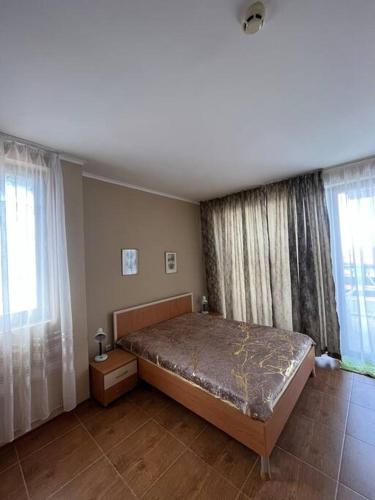 1 dormitorio con 1 cama y 2 ventanas en 1 bedroom apartment in Bay View Villas resort, en Kosharitsa