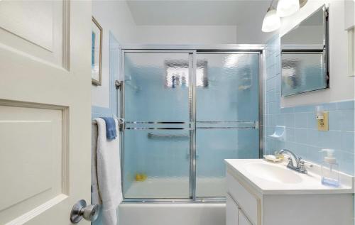 een badkamer met een douche en een wastafel bij Ormond Paradise in Venice