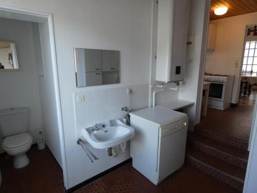 une salle de bain avec un lavabo et des toilettes dans l'établissement Maison de vacances à Notre-Dame-de-Monts, proche plage, jardin, 6 pers, animaux permis - FR-1-540-283, à Notre-Dame-de-Monts