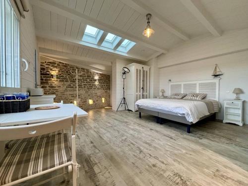 1 dormitorio con cama y ventana grande en Maison La Brée-les-Bains, 4 pièces, 6 personnes - FR-1-246A-284, en La Brée-les-Bains