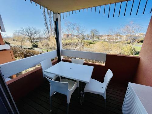 Appartement avec Piscine, Climatisation, et Parking à 2 Pas de la Plage - FR-1-723-133