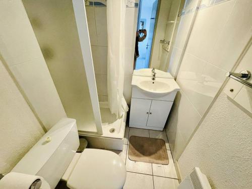 une petite salle de bain avec toilettes et lavabo dans l'établissement Appartement avec Piscine, Climatisation, et Parking à 2 Pas de la Plage - FR-1-723-133, au Cap d'Agde