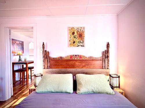 ein Schlafzimmer mit einem großen Bett mit zwei Kissen in der Unterkunft The Casita in Raton