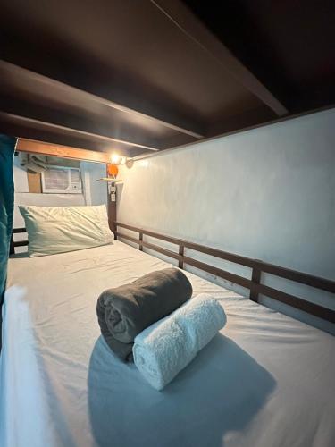 łóżko z 2 poduszkami w pokoju w obiekcie Malapascua Budget Inn MBI DIVE CENTER w mieście Wyspa Malapascua