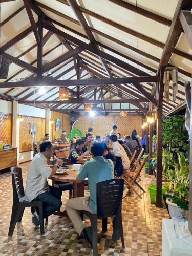 Restaurace v ubytování Green Orry Inn Tetebatu
