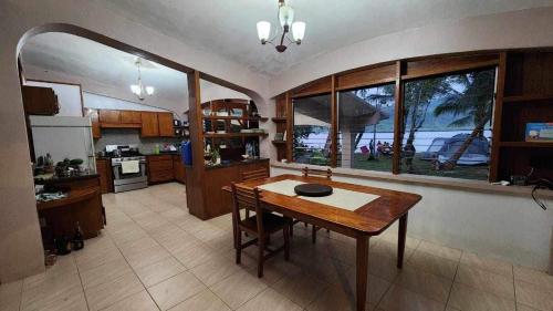 eine Küche mit einem Holztisch und einem Esszimmer in der Unterkunft Boyers island camp site in San Vicente