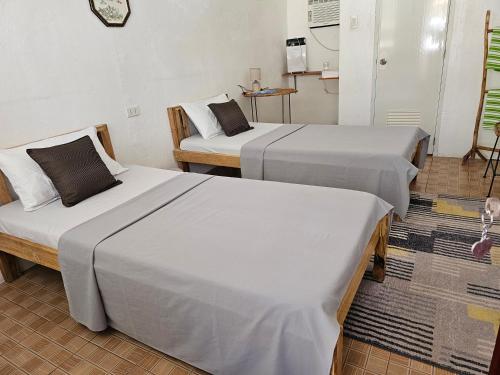 2 camas en una habitación con en D & N LODGE en Daanbantayan