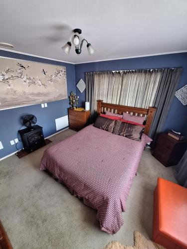 1 dormitorio con 1 cama grande con colcha púrpura en rooms with a view, en Haywards