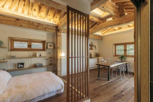 Giường trong phòng chung tại Hongsi Art House