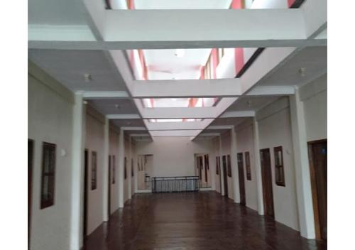un corridoio vuoto in un edificio con lucernari di GUEST HOUSE LUCKY a Padayungan