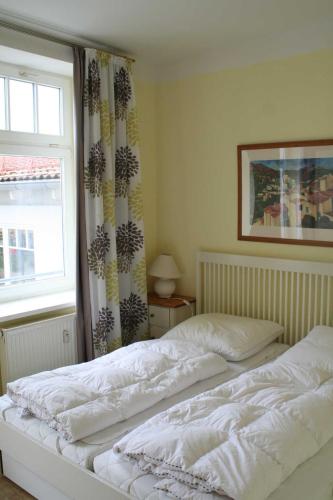 um quarto com uma cama branca e uma janela em Strandstraße 32 - 04-21 em Kühlungsborn