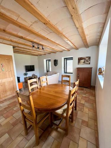 une salle à manger avec une table et des chaises en bois dans l'établissement Le Moulin du plô du Roy, à Villeneuve-Minervois