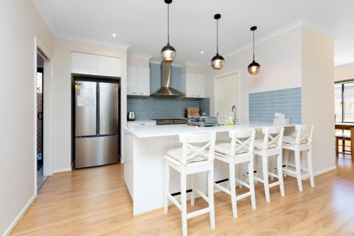 Una cocina o cocineta en Absolutely Stunning - Bayside Point Cook 5BR Home