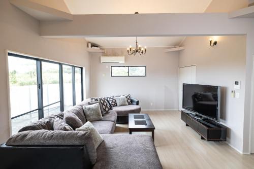 Una televisión o centro de entretenimiento en Hoshizora no Yado -SEVEN Hotels and Resorts-