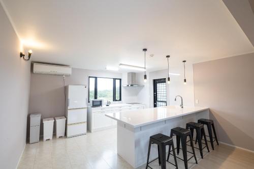 Una cocina o cocineta en Hoshizora no Yado -SEVEN Hotels and Resorts-