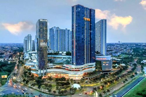 una ciudad con edificios altos y una calle con coches en GreenLake Vista, en Surabaya